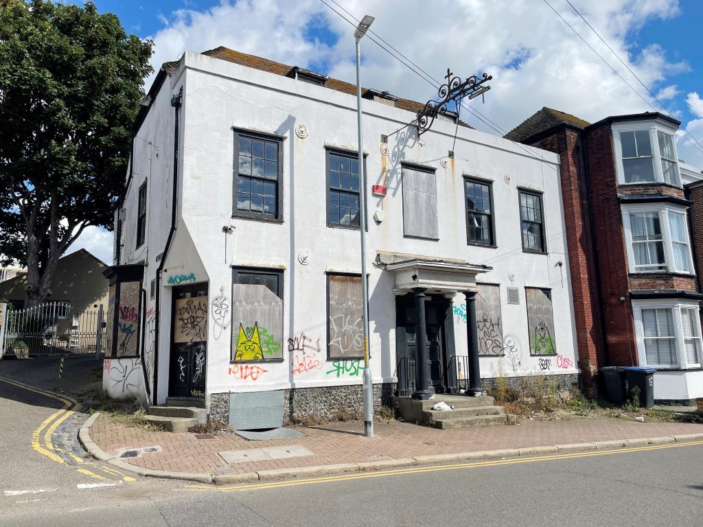 Lot: 148 - TOWN CENTRE FIRE DAMAGED PUBLIC HOUSE WITH POTENTIAL -